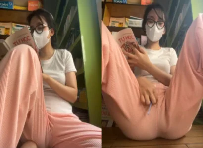Cô nàng vừa đọc sách vừa để sextoy trong lồn