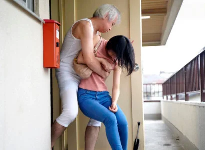 Vợ trẻ bị bố chồng già lạm dụng
