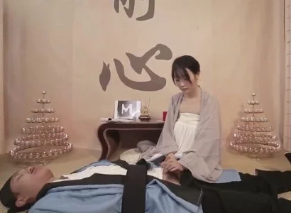 Nàng nữ tu quan tâm đến vị đạo sĩ bị thương