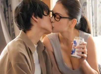 Chàng trai vừa bị cắm sừng được chị hàng xóm an ủi