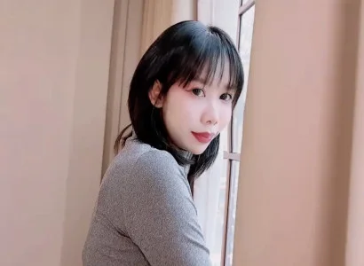 Cô gái trẻ xinh đẹp đi thuê nhà và chịch với chủ