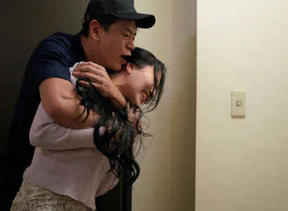 Nữ ca sĩ bị người hâm mộ làm nhục vì thân hình gợi tình
