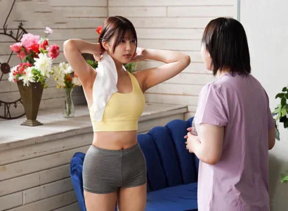 Em gái xinh đẹp tập yoga xong bị nện trên thảm