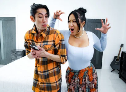 Con trai ấy đưa mẹ kế xăm trổ hàng múp tới đỉnh cao