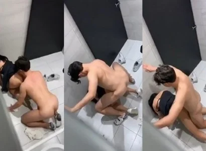 Cặp đôi quan hệ với nhau trong WC