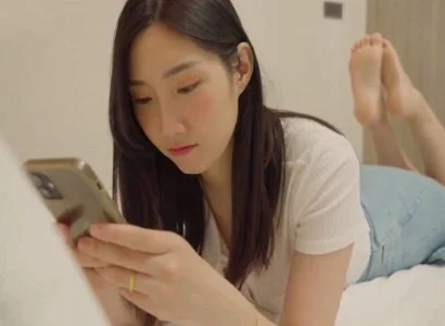 Cô ấy vụng trộm với anh nhân viên giao hàng