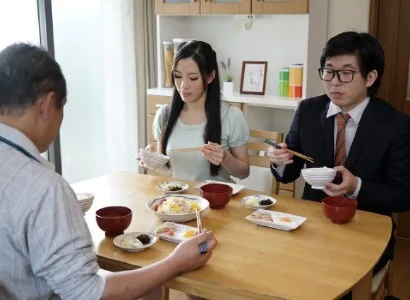 Quá nứng, con dâu banh vùng kín cho bố chồng phang